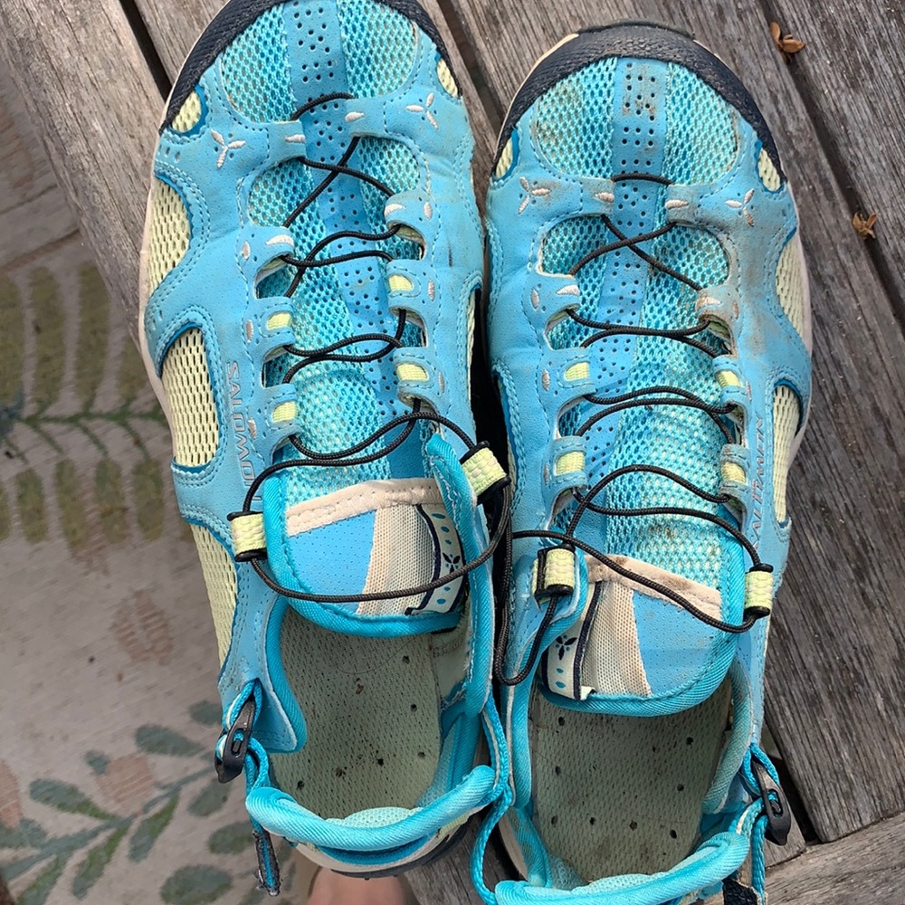 Water shoes y Salomon. Worn a couple of times. Size 6.5. Fits 7 too